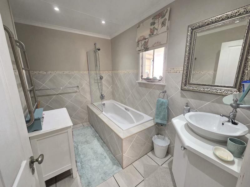 5 Bedroom Property for Sale in Outeniqua Strand Western Cape